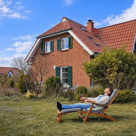 Sandregenpfeifer Mit Kamin, Grossem Garten & Nahe Ostsee *